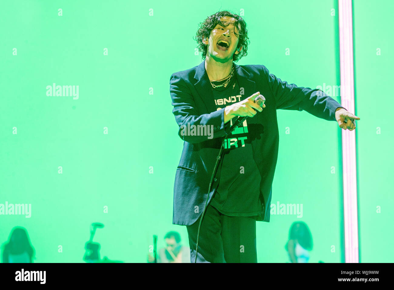 Leeds, UK. Samedi 24 août 2019. Les 1975 sont un groupe de rock pop anglaise la bande se compose de leader, chanteur et guitariste rythmique Matthew Healy, guitariste Adam Hann, le bassiste Ross MacDonald, et le batteur George Daniel performing at Leeds Festival. Le festival de musique rock annuel suivi par 75 000, qui se déroule sur le week-end férié. Crédit : Jason Richardson/Alamy Live News Banque D'Images