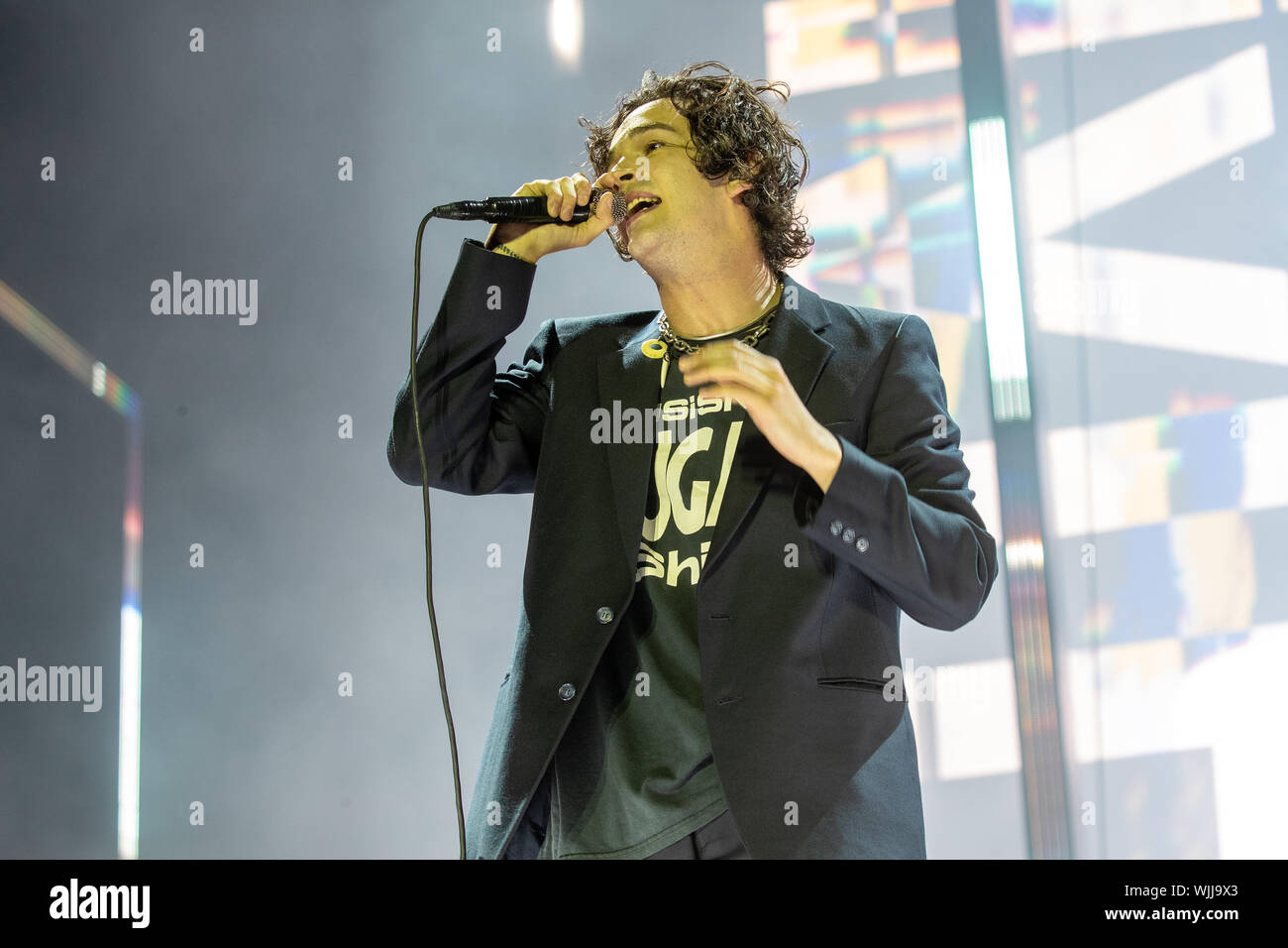 Leeds, UK. Samedi 24 août 2019. Les 1975 sont un groupe de rock pop anglaise la bande se compose de leader, chanteur et guitariste rythmique Matthew Healy, guitariste Adam Hann, le bassiste Ross MacDonald, et le batteur George Daniel performing at Leeds Festival. Le festival de musique rock annuel suivi par 75 000, qui se déroule sur le week-end férié. Crédit : Jason Richardson/Alamy Live News Banque D'Images