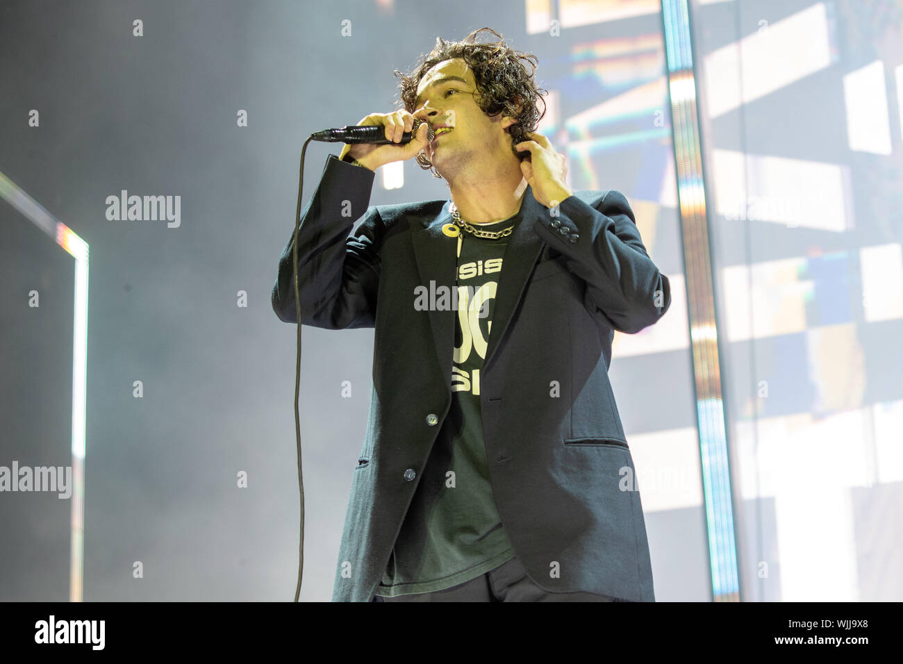 Leeds, UK. Samedi 24 août 2019. Les 1975 sont un groupe de rock pop anglaise la bande se compose de leader, chanteur et guitariste rythmique Matthew Healy, guitariste Adam Hann, le bassiste Ross MacDonald, et le batteur George Daniel performing at Leeds Festival. Le festival de musique rock annuel suivi par 75 000, qui se déroule sur le week-end férié. Crédit : Jason Richardson/Alamy Live News Banque D'Images