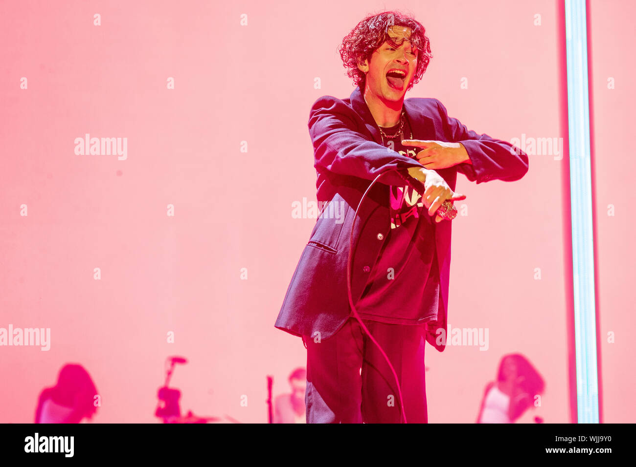 Leeds, UK. Samedi 24 août 2019. Les 1975 sont un groupe de rock pop anglaise la bande se compose de leader, chanteur et guitariste rythmique Matthew Healy, guitariste Adam Hann, le bassiste Ross MacDonald, et le batteur George Daniel performing at Leeds Festival. Le festival de musique rock annuel suivi par 75 000, qui se déroule sur le week-end férié. Crédit : Jason Richardson/Alamy Live News Banque D'Images
