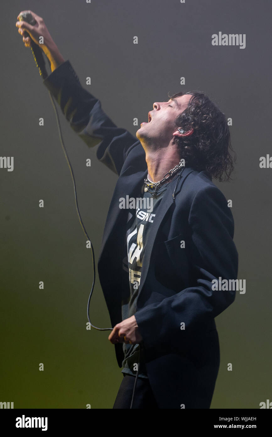 Leeds, UK. Samedi 24 août 2019. Les 1975 sont un groupe de rock pop anglaise la bande se compose de leader, chanteur et guitariste rythmique Matthew Healy, guitariste Adam Hann, le bassiste Ross MacDonald, et le batteur George Daniel performing at Leeds Festival. Le festival de musique rock annuel suivi par 75 000, qui se déroule sur le week-end férié. Crédit : Jason Richardson/Alamy Live News Banque D'Images