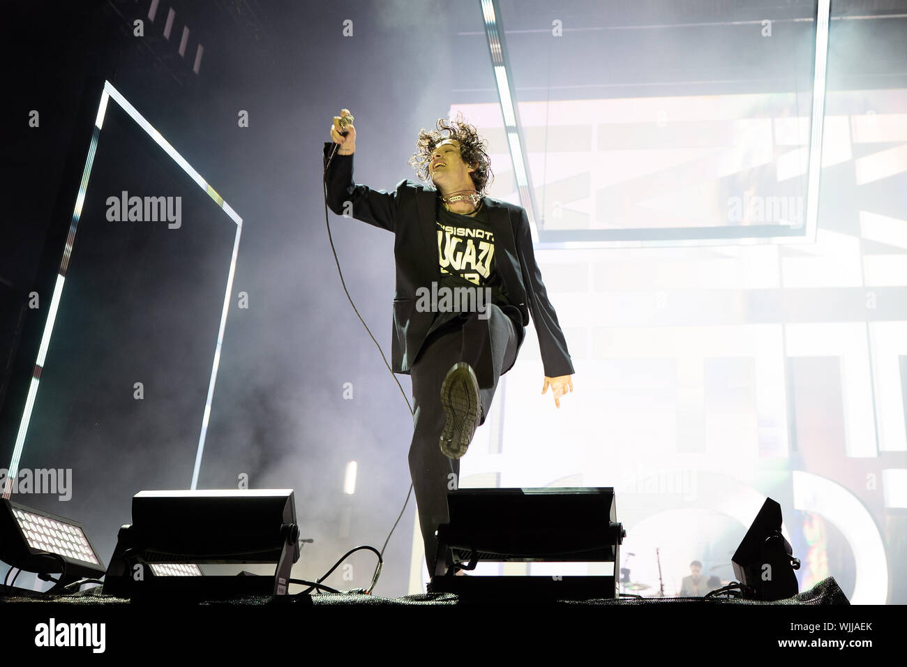 Leeds, UK. Samedi 24 août 2019. Les 1975 sont un groupe de rock pop anglaise la bande se compose de leader, chanteur et guitariste rythmique Matthew Healy, guitariste Adam Hann, le bassiste Ross MacDonald, et le batteur George Daniel performing at Leeds Festival. Le festival de musique rock annuel suivi par 75 000, qui se déroule sur le week-end férié. Crédit : Jason Richardson/Alamy Live News Banque D'Images