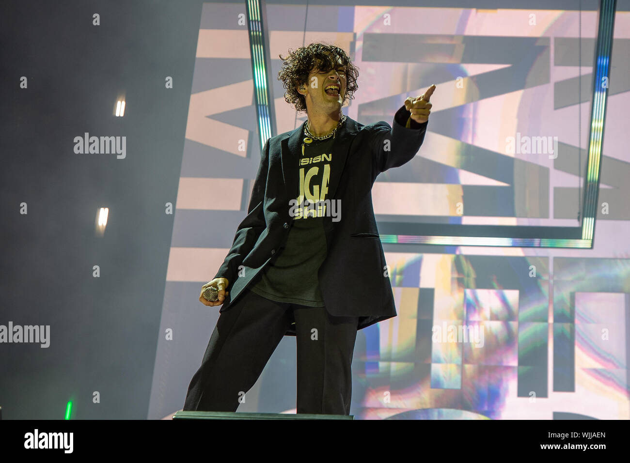 Leeds, UK. Samedi 24 août 2019. Les 1975 sont un groupe de rock pop anglaise la bande se compose de leader, chanteur et guitariste rythmique Matthew Healy, guitariste Adam Hann, le bassiste Ross MacDonald, et le batteur George Daniel performing at Leeds Festival. Le festival de musique rock annuel suivi par 75 000, qui se déroule sur le week-end férié. Crédit : Jason Richardson/Alamy Live News Banque D'Images