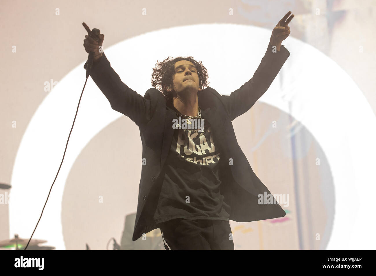 Leeds, UK. Samedi 24 août 2019. Les 1975 sont un groupe de rock pop anglaise la bande se compose de leader, chanteur et guitariste rythmique Matthew Healy, guitariste Adam Hann, le bassiste Ross MacDonald, et le batteur George Daniel performing at Leeds Festival. Le festival de musique rock annuel suivi par 75 000, qui se déroule sur le week-end férié. Crédit : Jason Richardson/Alamy Live News Banque D'Images