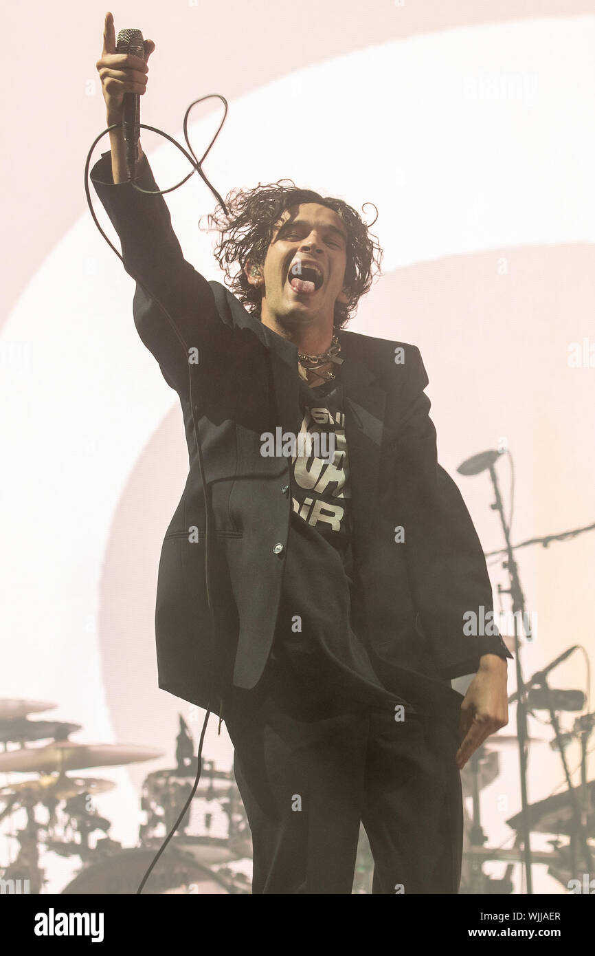 Leeds, UK. Samedi 24 août 2019. Les 1975 sont un groupe de rock pop anglaise la bande se compose de leader, chanteur et guitariste rythmique Matthew Healy, guitariste Adam Hann, le bassiste Ross MacDonald, et le batteur George Daniel performing at Leeds Festival. Le festival de musique rock annuel suivi par 75 000, qui se déroule sur le week-end férié. Crédit : Jason Richardson/Alamy Live News Banque D'Images