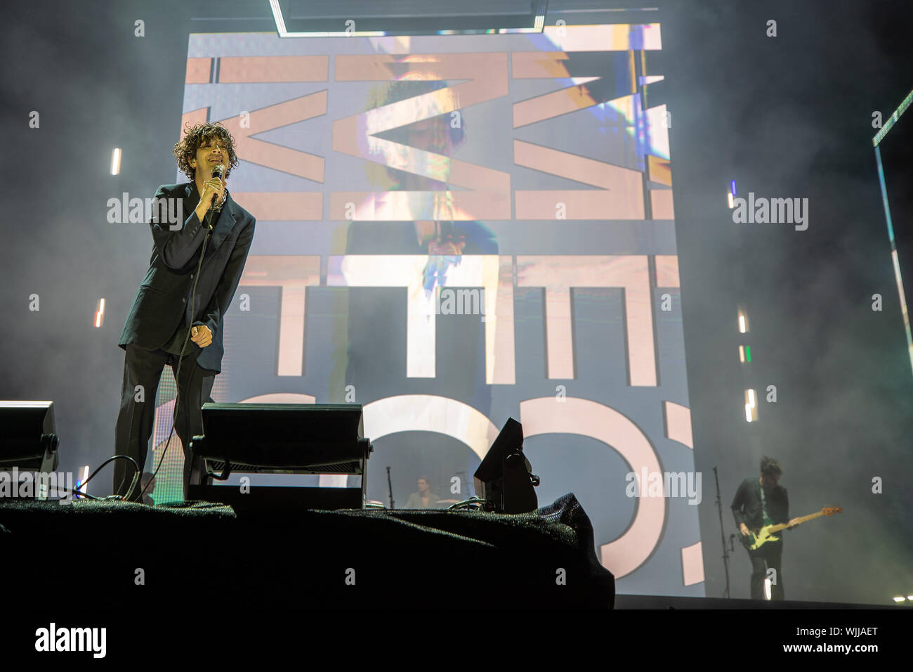 Leeds, UK. Samedi 24 août 2019. Les 1975 sont un groupe de rock pop anglaise la bande se compose de leader, chanteur et guitariste rythmique Matthew Healy, guitariste Adam Hann, le bassiste Ross MacDonald, et le batteur George Daniel performing at Leeds Festival. Le festival de musique rock annuel suivi par 75 000, qui se déroule sur le week-end férié. Crédit : Jason Richardson/Alamy Live News Banque D'Images