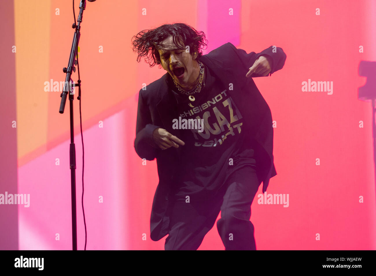 Leeds, UK. Samedi 24 août 2019. Les 1975 sont un groupe de rock pop anglaise la bande se compose de leader, chanteur et guitariste rythmique Matthew Healy, guitariste Adam Hann, le bassiste Ross MacDonald, et le batteur George Daniel performing at Leeds Festival. Le festival de musique rock annuel suivi par 75 000, qui se déroule sur le week-end férié. Crédit : Jason Richardson/Alamy Live News Banque D'Images