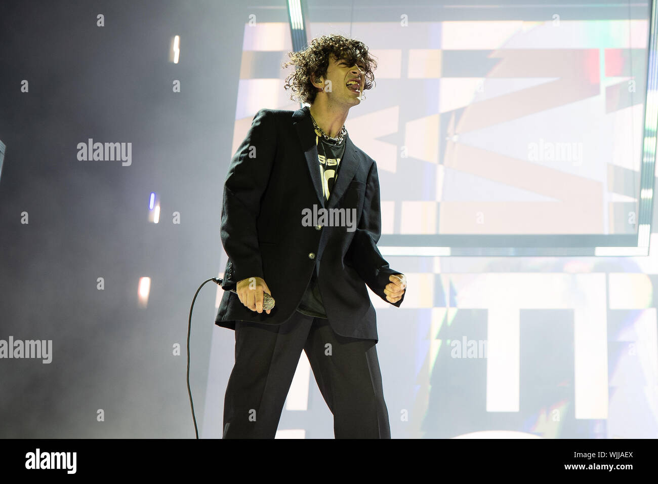 Leeds, UK. Samedi 24 août 2019. Les 1975 sont un groupe de rock pop anglaise la bande se compose de leader, chanteur et guitariste rythmique Matthew Healy, guitariste Adam Hann, le bassiste Ross MacDonald, et le batteur George Daniel performing at Leeds Festival. Le festival de musique rock annuel suivi par 75 000, qui se déroule sur le week-end férié. Crédit : Jason Richardson/Alamy Live News Banque D'Images