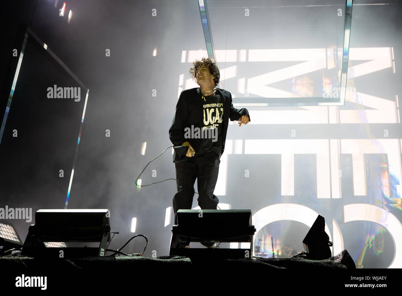 Leeds, UK. Samedi 24 août 2019. Les 1975 sont un groupe de rock pop anglaise la bande se compose de leader, chanteur et guitariste rythmique Matthew Healy, guitariste Adam Hann, le bassiste Ross MacDonald, et le batteur George Daniel performing at Leeds Festival. Le festival de musique rock annuel suivi par 75 000, qui se déroule sur le week-end férié. Crédit : Jason Richardson/Alamy Live News Banque D'Images