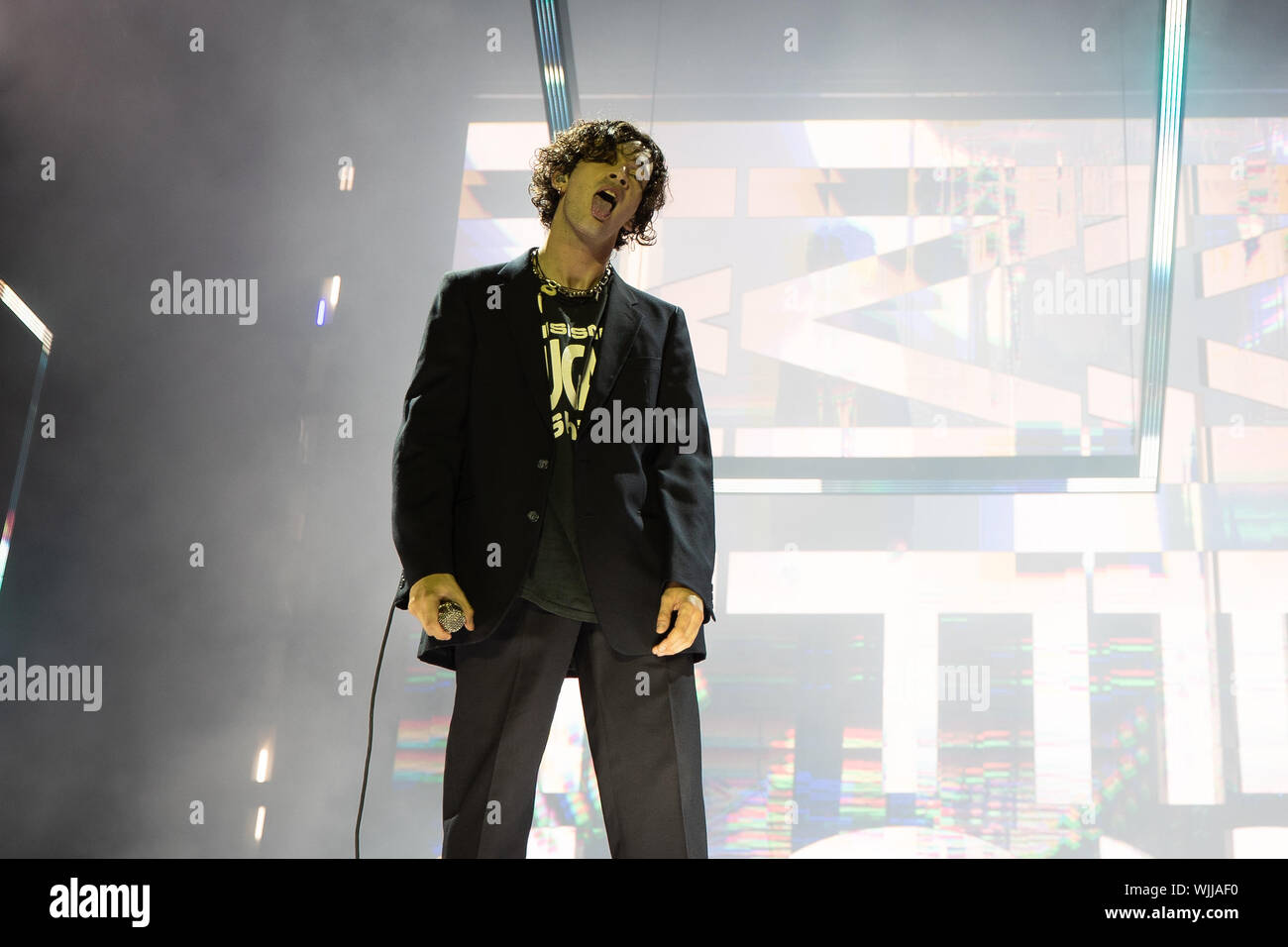 Leeds, UK. Samedi 24 août 2019. Les 1975 sont un groupe de rock pop anglaise la bande se compose de leader, chanteur et guitariste rythmique Matthew Healy, guitariste Adam Hann, le bassiste Ross MacDonald, et le batteur George Daniel performing at Leeds Festival. Le festival de musique rock annuel suivi par 75 000, qui se déroule sur le week-end férié. Crédit : Jason Richardson/Alamy Live News Banque D'Images