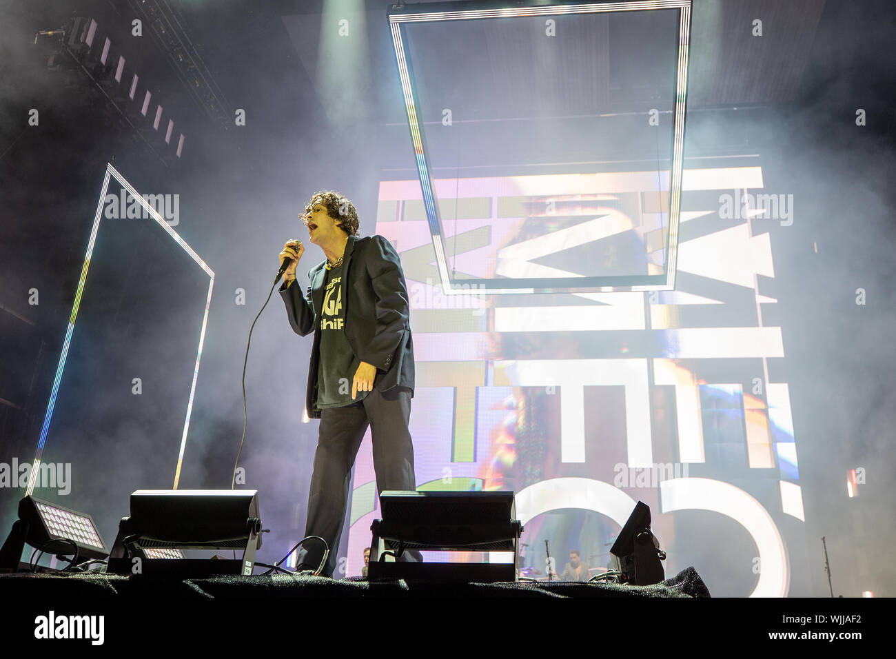 Leeds, UK. Samedi 24 août 2019. Les 1975 sont un groupe de rock pop anglaise la bande se compose de leader, chanteur et guitariste rythmique Matthew Healy, guitariste Adam Hann, le bassiste Ross MacDonald, et le batteur George Daniel performing at Leeds Festival. Le festival de musique rock annuel suivi par 75 000, qui se déroule sur le week-end férié. Crédit : Jason Richardson/Alamy Live News Banque D'Images