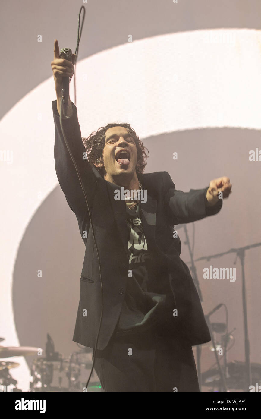 Leeds, UK. Samedi 24 août 2019. Les 1975 sont un groupe de rock pop anglaise la bande se compose de leader, chanteur et guitariste rythmique Matthew Healy, guitariste Adam Hann, le bassiste Ross MacDonald, et le batteur George Daniel performing at Leeds Festival. Le festival de musique rock annuel suivi par 75 000, qui se déroule sur le week-end férié. Crédit : Jason Richardson/Alamy Live News Banque D'Images