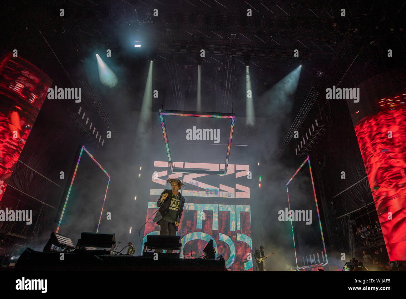 Leeds, UK. Samedi 24 août 2019. Les 1975 sont un groupe de rock pop anglaise la bande se compose de leader, chanteur et guitariste rythmique Matthew Healy, guitariste Adam Hann, le bassiste Ross MacDonald, et le batteur George Daniel performing at Leeds Festival. Le festival de musique rock annuel suivi par 75 000, qui se déroule sur le week-end férié. Crédit : Jason Richardson/Alamy Live News Banque D'Images