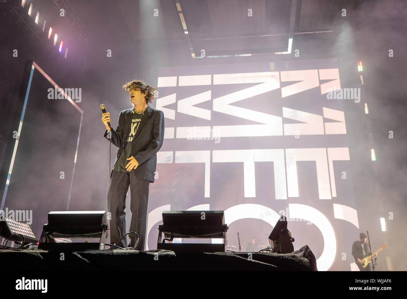 Leeds, UK. Samedi 24 août 2019. Les 1975 sont un groupe de rock pop anglaise la bande se compose de leader, chanteur et guitariste rythmique Matthew Healy, guitariste Adam Hann, le bassiste Ross MacDonald, et le batteur George Daniel performing at Leeds Festival. Le festival de musique rock annuel suivi par 75 000, qui se déroule sur le week-end férié. Crédit : Jason Richardson/Alamy Live News Banque D'Images