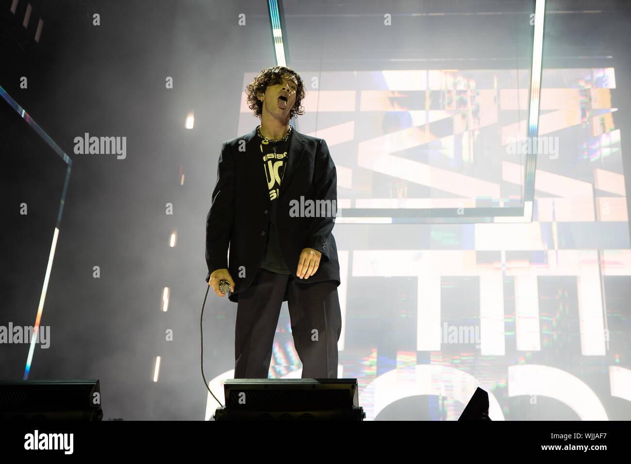 Leeds, UK. Samedi 24 août 2019. Les 1975 sont un groupe de rock pop anglaise la bande se compose de leader, chanteur et guitariste rythmique Matthew Healy, guitariste Adam Hann, le bassiste Ross MacDonald, et le batteur George Daniel performing at Leeds Festival. Le festival de musique rock annuel suivi par 75 000, qui se déroule sur le week-end férié. Crédit : Jason Richardson/Alamy Live News Banque D'Images
