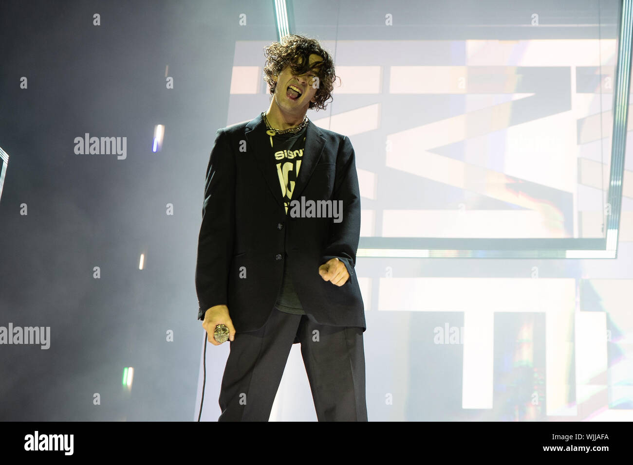 Leeds, UK. Samedi 24 août 2019. Les 1975 sont un groupe de rock pop anglaise la bande se compose de leader, chanteur et guitariste rythmique Matthew Healy, guitariste Adam Hann, le bassiste Ross MacDonald, et le batteur George Daniel performing at Leeds Festival. Le festival de musique rock annuel suivi par 75 000, qui se déroule sur le week-end férié. Crédit : Jason Richardson/Alamy Live News Banque D'Images
