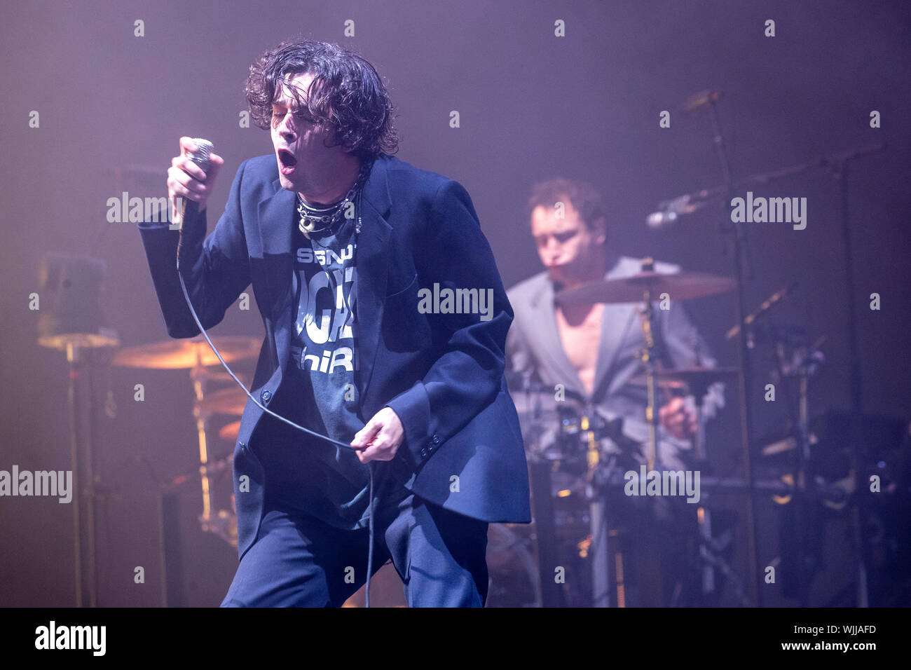 Leeds, UK. Samedi 24 août 2019. Les 1975 sont un groupe de rock pop anglaise la bande se compose de leader, chanteur et guitariste rythmique Matthew Healy, guitariste Adam Hann, le bassiste Ross MacDonald, et le batteur George Daniel performing at Leeds Festival. Le festival de musique rock annuel suivi par 75 000, qui se déroule sur le week-end férié. Crédit : Jason Richardson/Alamy Live News Banque D'Images