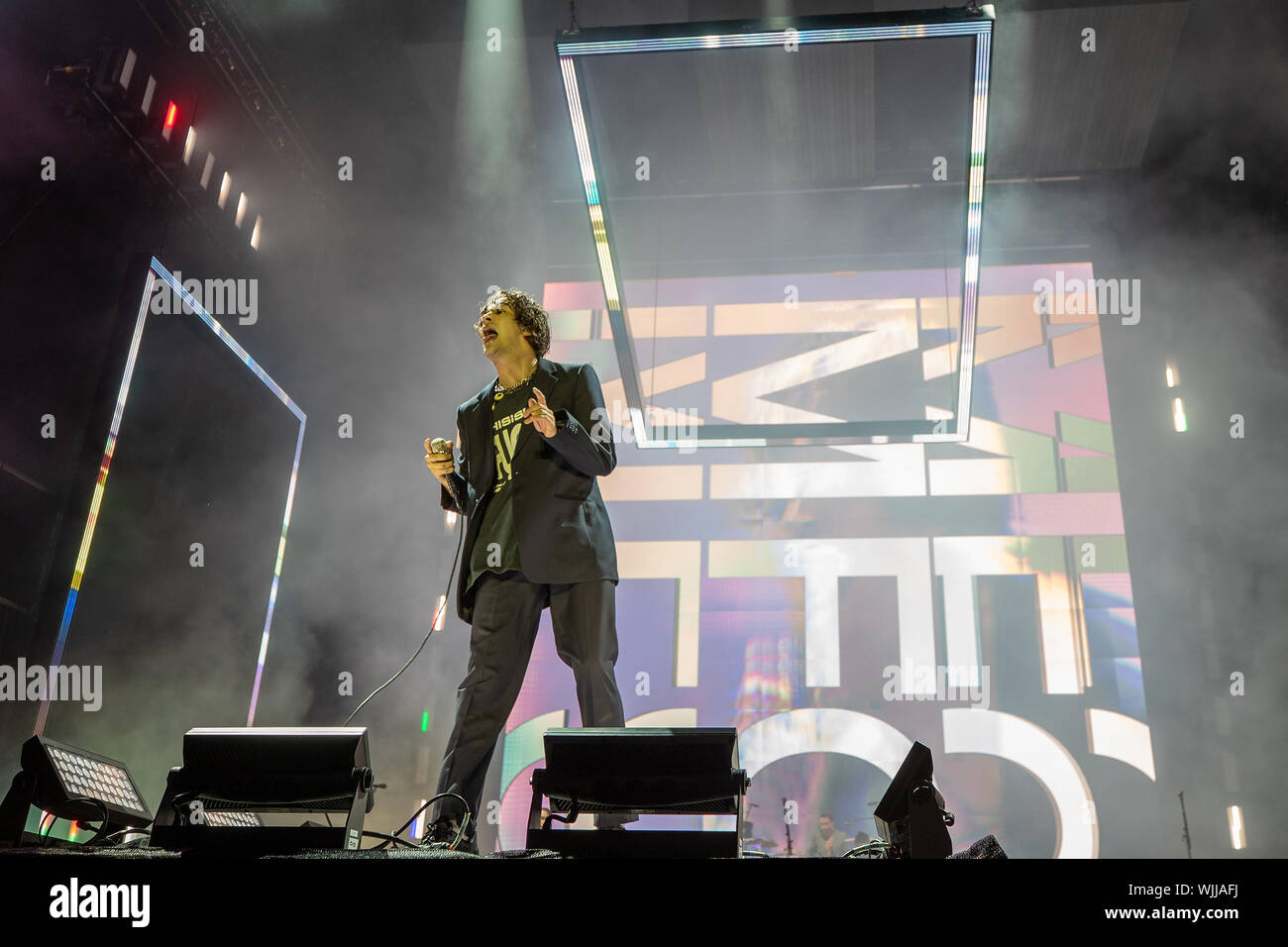 Leeds, UK. Samedi 24 août 2019. Les 1975 sont un groupe de rock pop anglaise la bande se compose de leader, chanteur et guitariste rythmique Matthew Healy, guitariste Adam Hann, le bassiste Ross MacDonald, et le batteur George Daniel performing at Leeds Festival. Le festival de musique rock annuel suivi par 75 000, qui se déroule sur le week-end férié. Crédit : Jason Richardson/Alamy Live News Banque D'Images