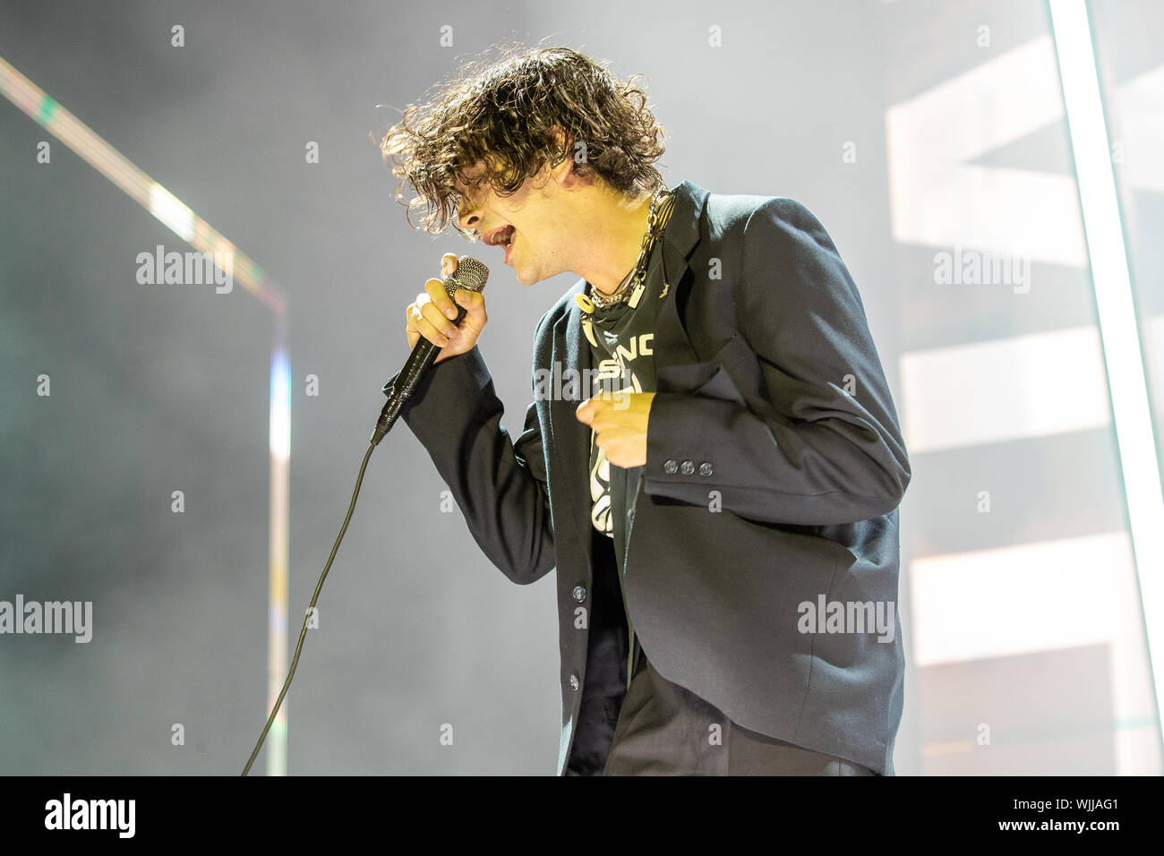 Leeds, UK. Samedi 24 août 2019. Les 1975 sont un groupe de rock pop anglaise la bande se compose de leader, chanteur et guitariste rythmique Matthew Healy, guitariste Adam Hann, le bassiste Ross MacDonald, et le batteur George Daniel performing at Leeds Festival. Le festival de musique rock annuel suivi par 75 000, qui se déroule sur le week-end férié. Crédit : Jason Richardson/Alamy Live News Banque D'Images