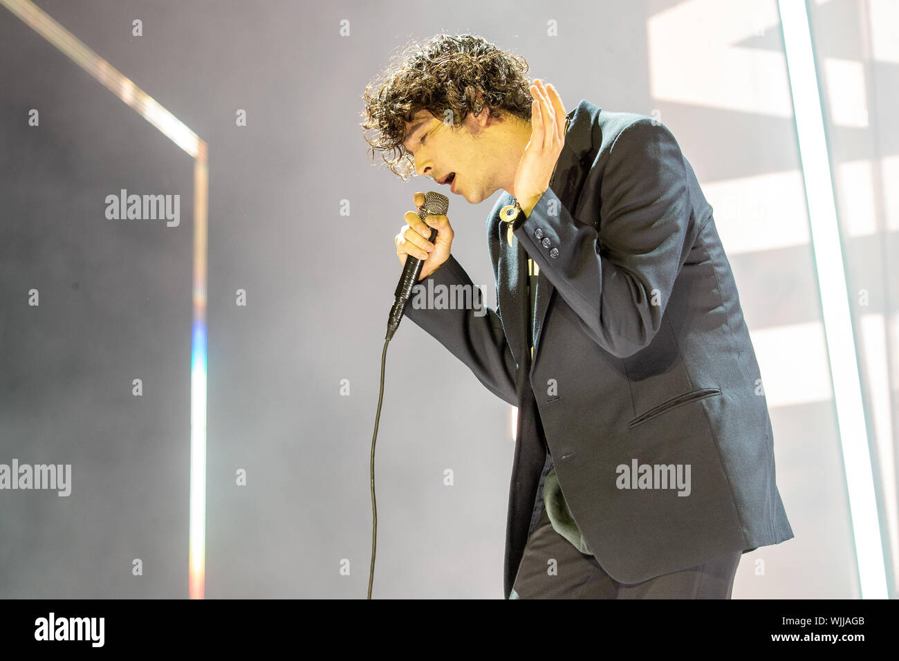 Leeds, UK. Samedi 24 août 2019. Les 1975 sont un groupe de rock pop anglaise la bande se compose de leader, chanteur et guitariste rythmique Matthew Healy, guitariste Adam Hann, le bassiste Ross MacDonald, et le batteur George Daniel performing at Leeds Festival. Le festival de musique rock annuel suivi par 75 000, qui se déroule sur le week-end férié. Crédit : Jason Richardson/Alamy Live News Banque D'Images
