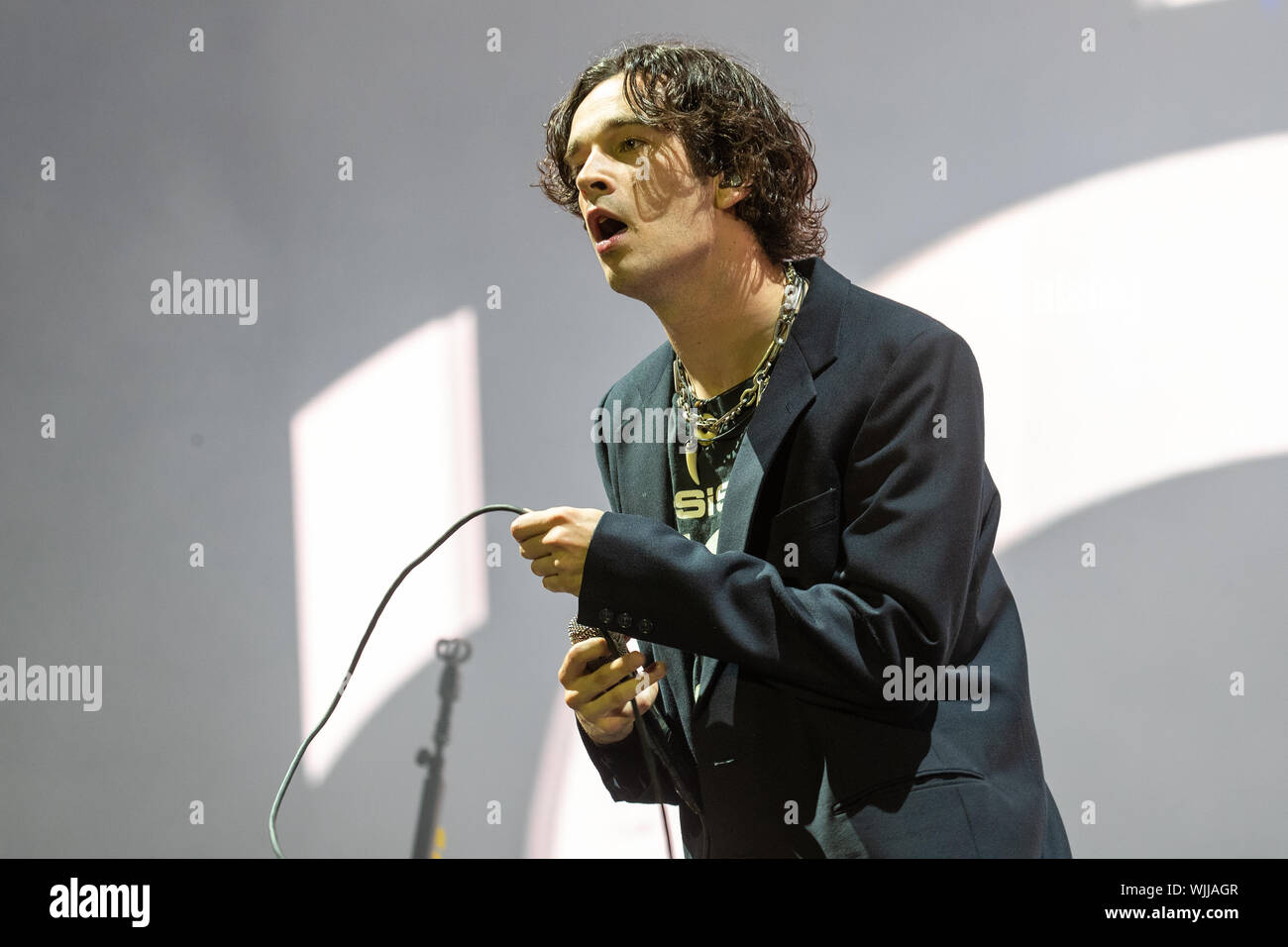 Leeds, UK. Samedi 24 août 2019. Les 1975 sont un groupe de rock pop anglaise la bande se compose de leader, chanteur et guitariste rythmique Matthew Healy, guitariste Adam Hann, le bassiste Ross MacDonald, et le batteur George Daniel performing at Leeds Festival. Le festival de musique rock annuel suivi par 75 000, qui se déroule sur le week-end férié. Crédit : Jason Richardson/Alamy Live News Banque D'Images