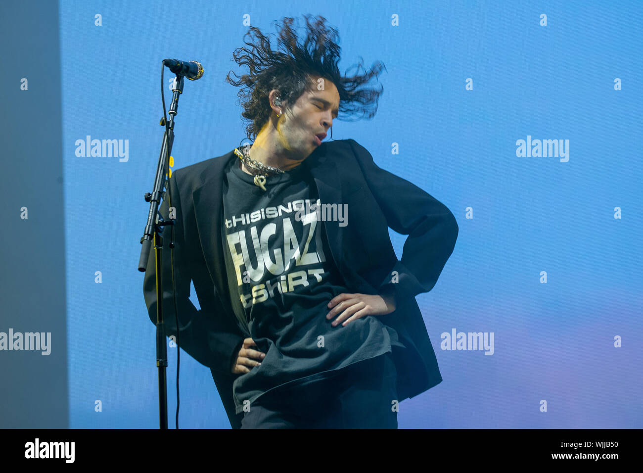 Leeds, UK. Samedi 24 août 2019. Les 1975 sont un groupe de rock pop anglaise la bande se compose de leader, chanteur et guitariste rythmique Matthew Healy, guitariste Adam Hann, le bassiste Ross MacDonald, et le batteur George Daniel performing at Leeds Festival. Le festival de musique rock annuel suivi par 75 000, qui se déroule sur le week-end férié. Crédit : Jason Richardson/Alamy Live News Banque D'Images