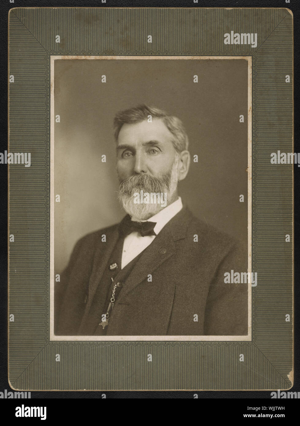 Hiram G. McQuiston, vétéran de Co. H, 7e Régiment d'infanterie de l'Ohio et Co. et Co. K, 6e régiment de cavalerie de l'armée régulière avec G.A.R. chaîne de montre et l'épinglette Banque D'Images