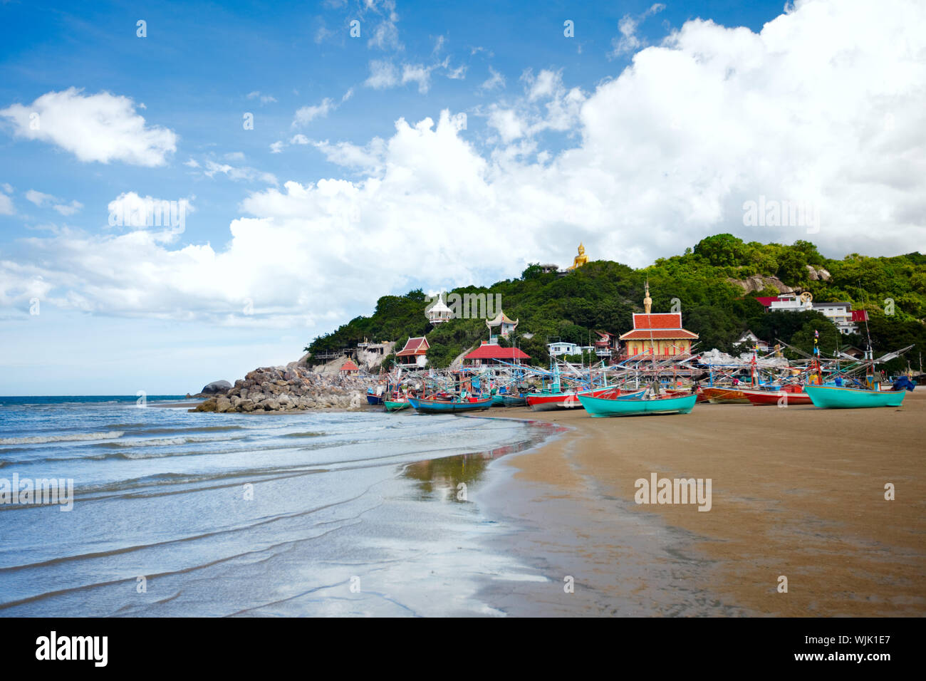 Beau complexe du temple et plage de Khao Tao près de Hua Hin, Thaïlande Banque D'Images