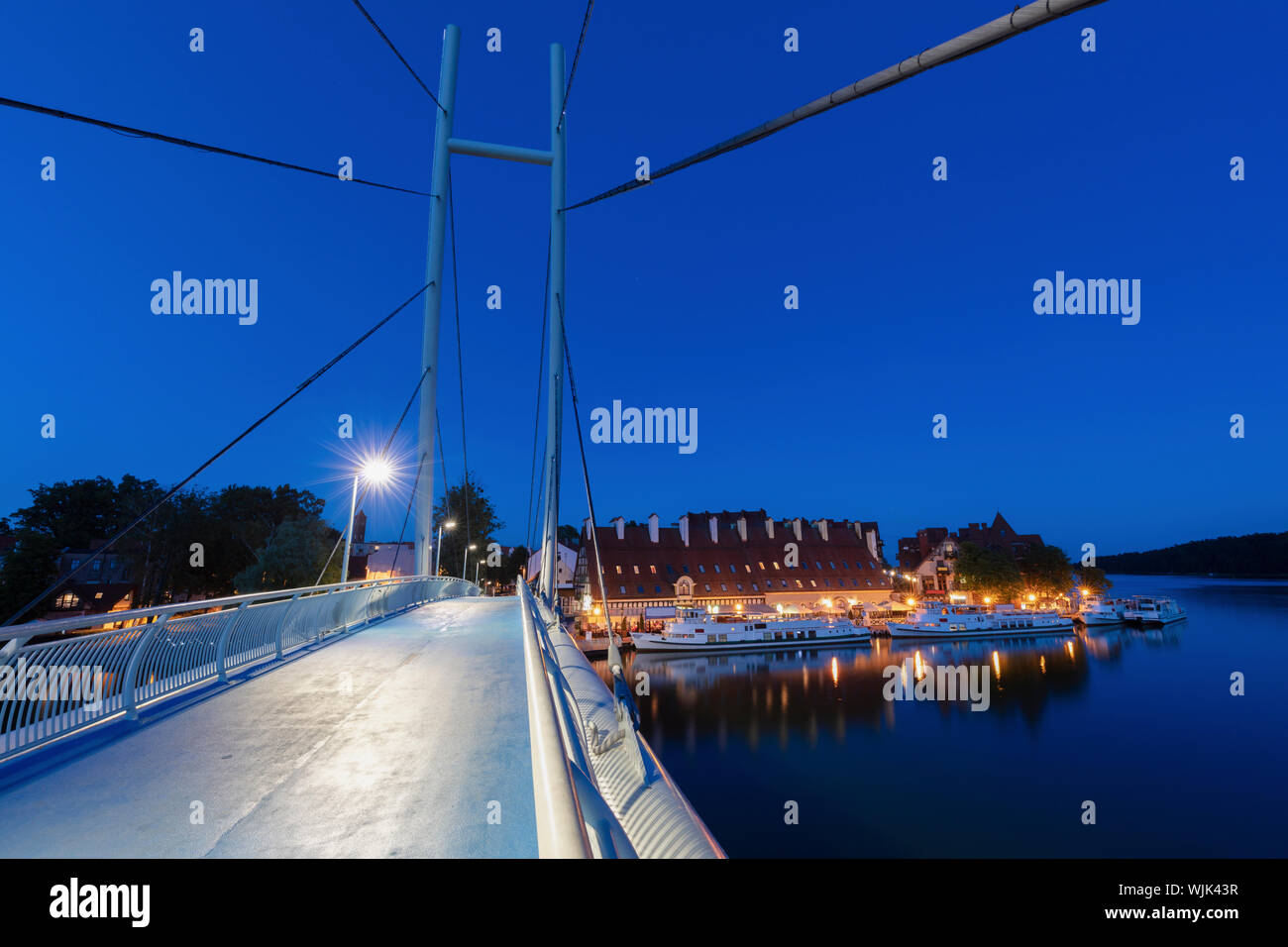 Passerelle pour piétons à Mikolajki. Mikolajki, Warmian-Masurian, Pologne. Banque D'Images