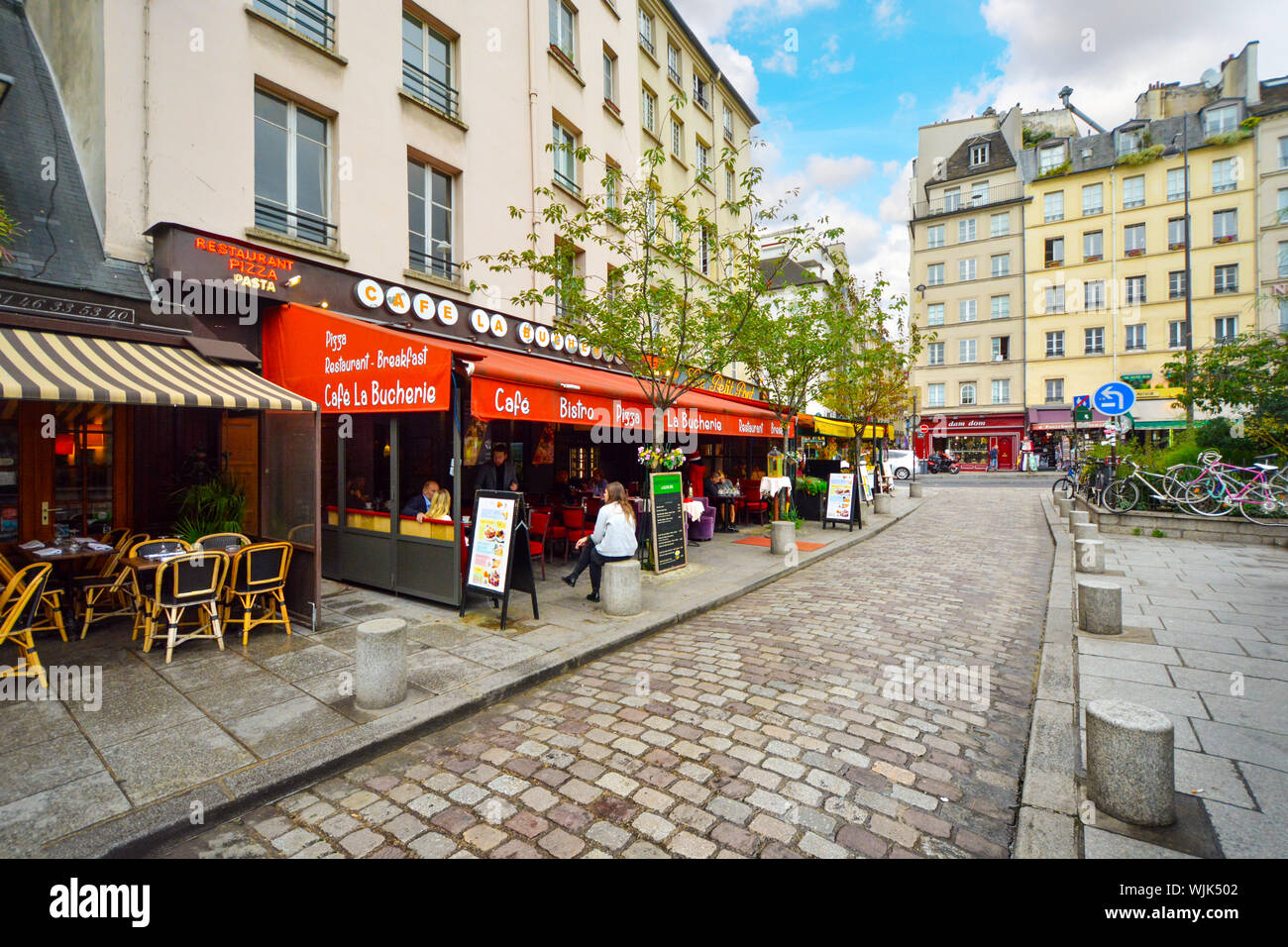 Un bistro parisien typique quartier Latin café-terrasse avec coin sur un matin tôt dans le 4ème arrondissement de Paris en France. Banque D'Images