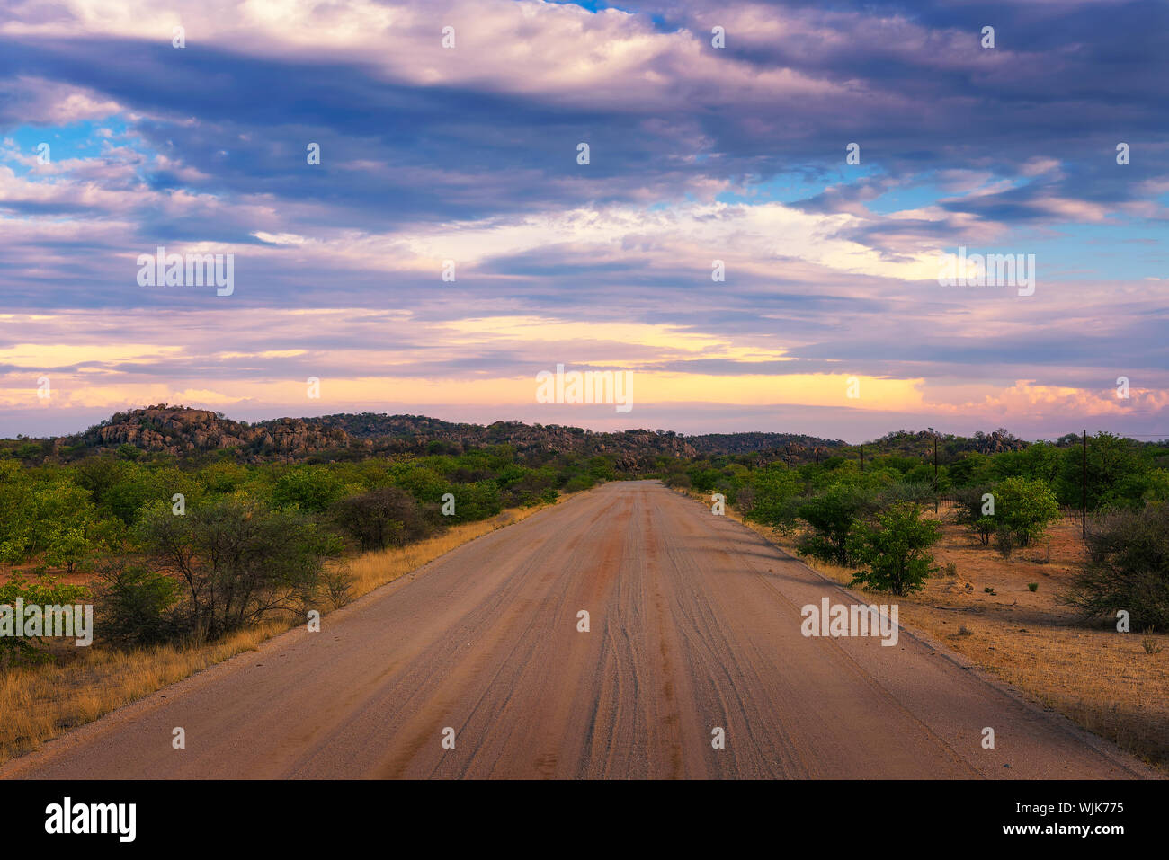 Coucher de soleil sur la route de gravier C35 dans le Damaraland, Namibie Banque D'Images