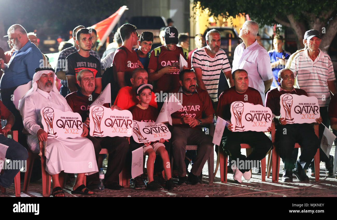 La ville de Gaza, bande de Gaza, territoire palestinien. 3e, 2019 Sep. Les Palestiniens se rassemblent dans la ville de Gaza que le logo officiel de la Coupe du Monde 2022 Qatar est projetée sur un écran le 3 septembre 2019. Le Qatar a dévoilé le logo de la Coupe du Monde 2022 qui sera organisée par l'émirat du Golfe, de l'afficher dans l'espace public à Doha et de villes à travers le monde Crédit : Mahmoud Nasser/APA/Images/fil ZUMA Alamy Live News Banque D'Images