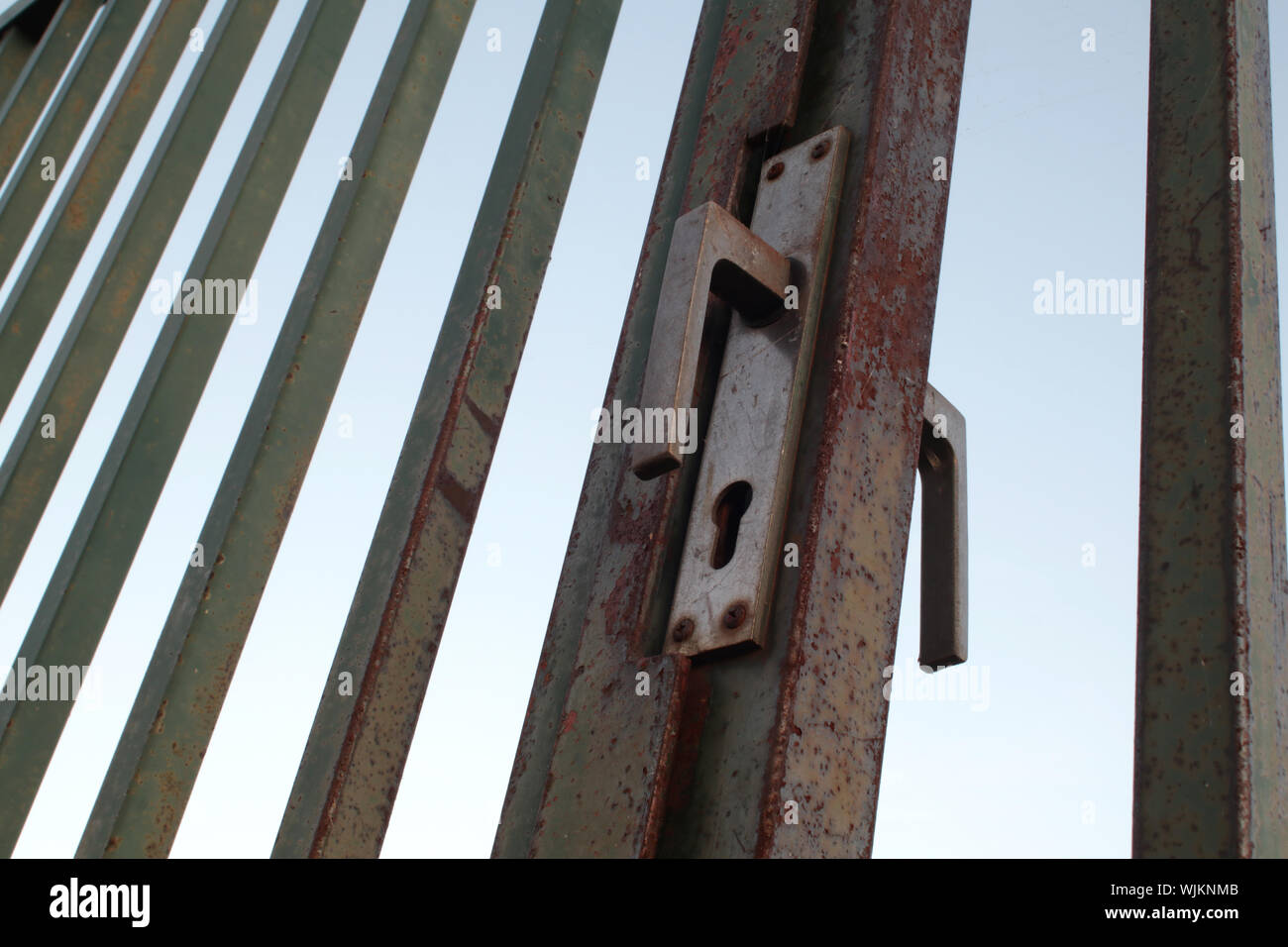 Close-up de poignée de porte cassée sur une propriété d'acier porte d'entrée d'escrime Banque D'Images