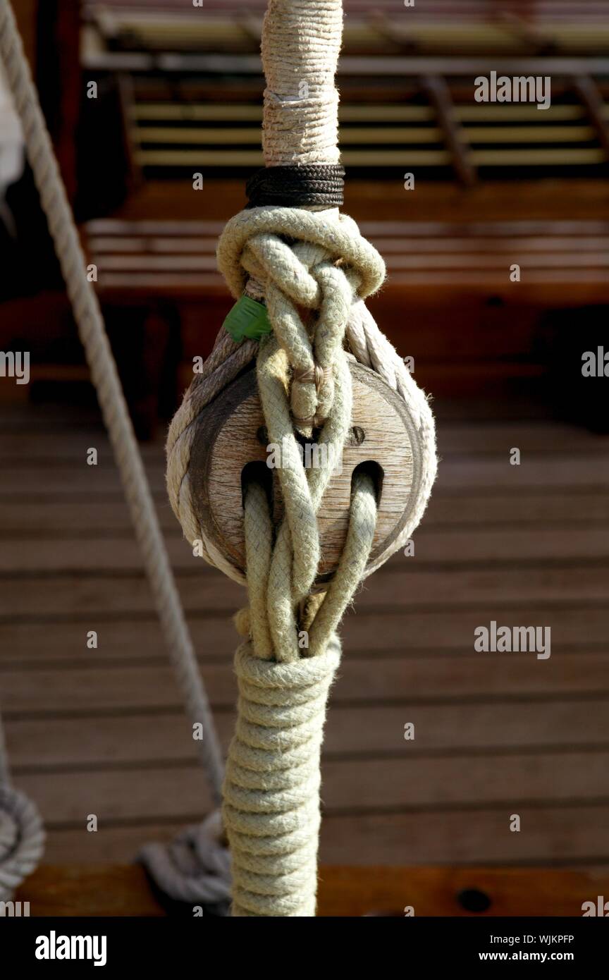 Voilier marine en bois plates-formes et des cordes. S'attaquer aux traditionnelles nautique Banque D'Images