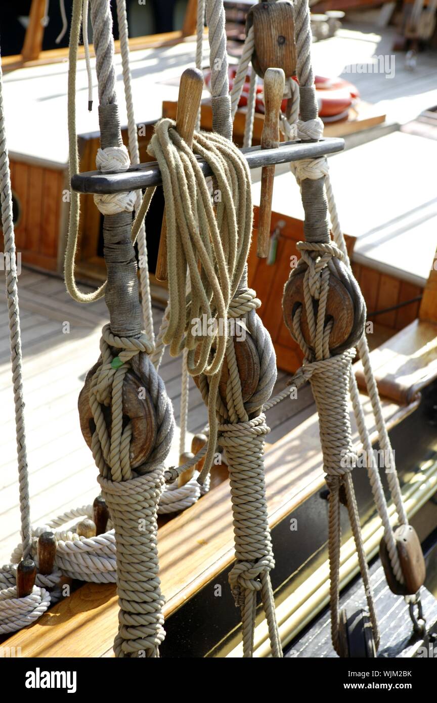Voilier marine en bois plates-formes et des cordes. S'attaquer aux traditionnelles nautique Banque D'Images