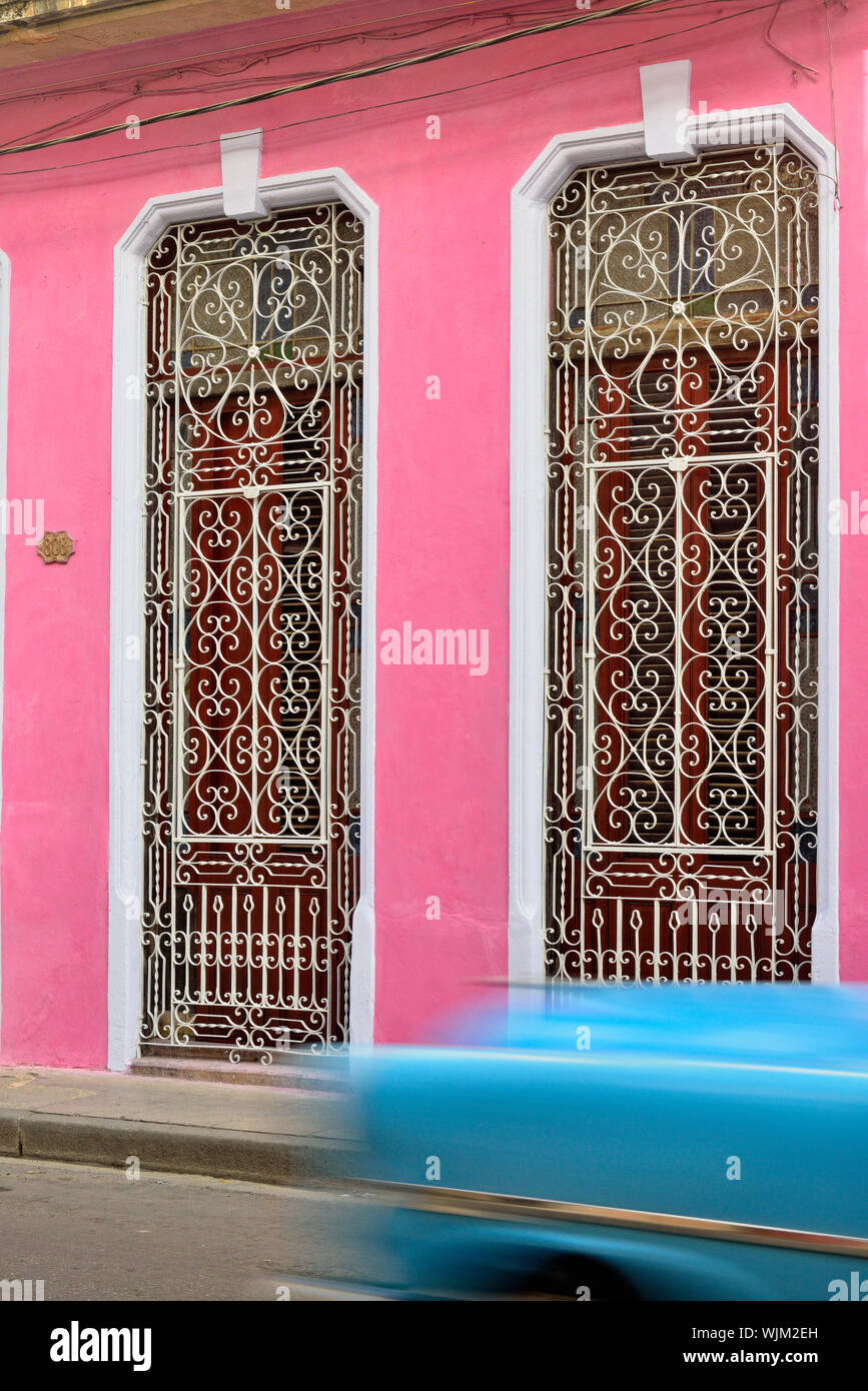 La photographie de rue dans le centre de La Havane-- détails de l'architecture coloniale mur peint et grilles avec voiture qui passait, La Habana (La Havane), La Havane, Cuba Banque D'Images