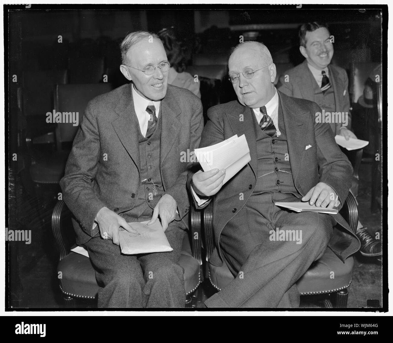 Townsend a frappé de retraite. Washington, D.C., le 23 février. Le Dr Harold G. Moulton, droite, Président de la Brookings Institution, a déclaré aujourd'hui le comité des voies et moyens de la Chambre que la Loi sur les pensions de vieillesse Townsend 'peut facilement être démontré pour être fantastique' tandis que le Dr Willford I. King, à gauche, de l'Université de New York, a déclaré que la plupart des régimes de retraite, tels que le Plan Townsend, ne pas ajouter un dollar soit à la demande totale ou de pouvoir d'achat total, 2-23-39 Banque D'Images