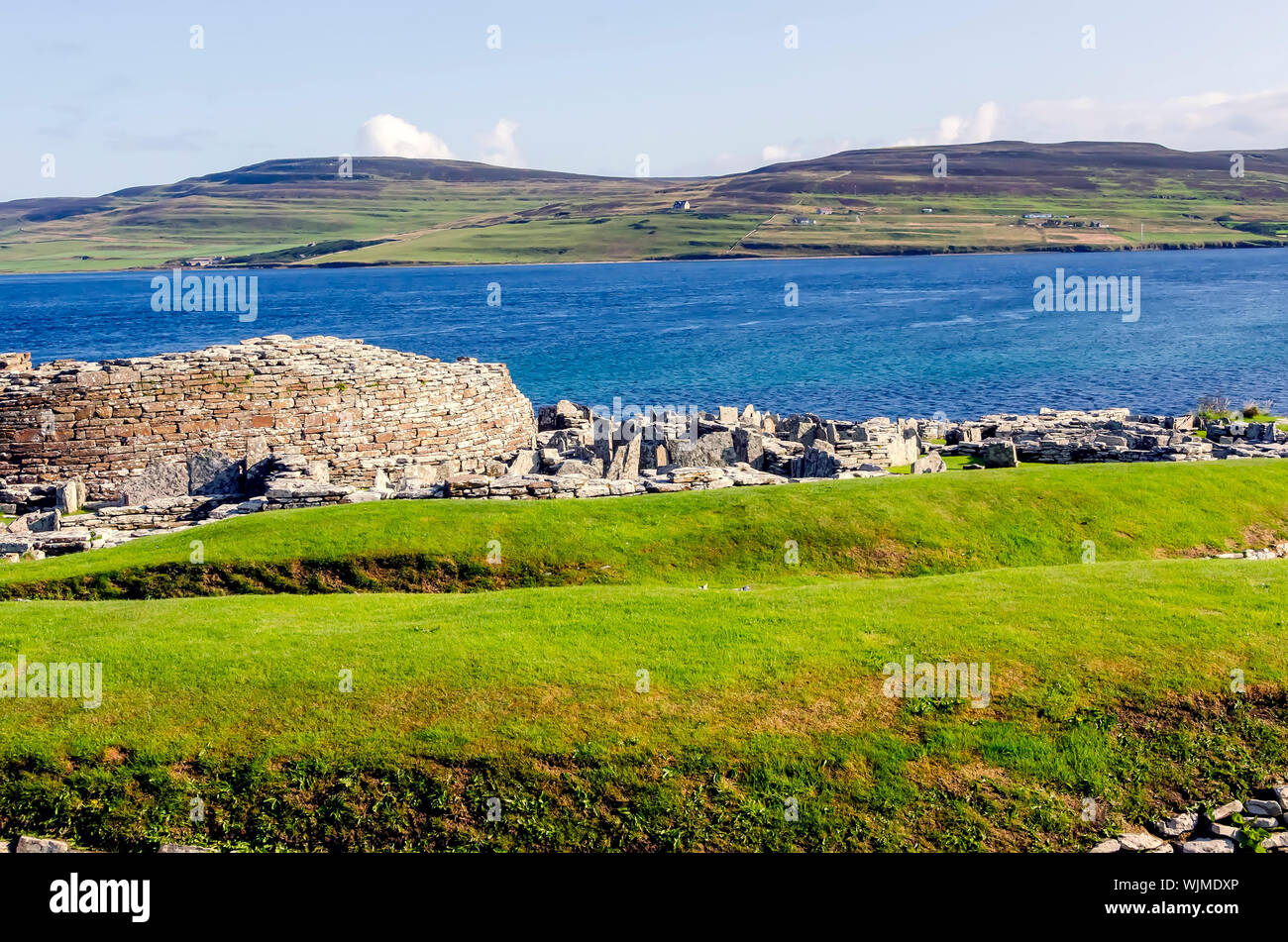 Broch de Gurness flanquée de digues de terre renforcée par la pierre. Les ruines du village broch l'entourent. Banque D'Images