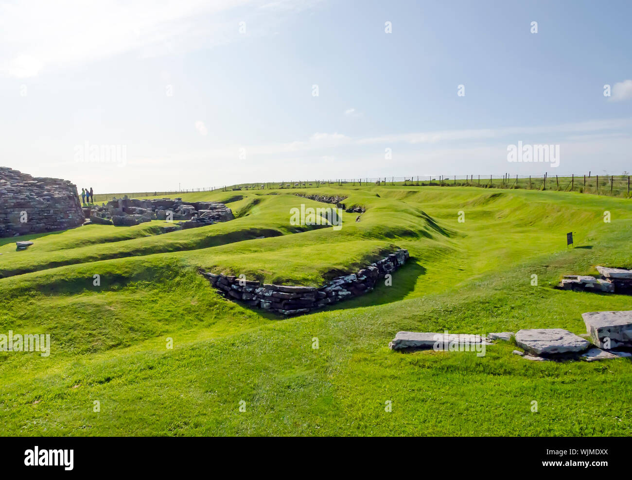 Broch de Gurness flanquée de digues de terre renforcée par la pierre. Les ruines du village broch l'entourent. Banque D'Images