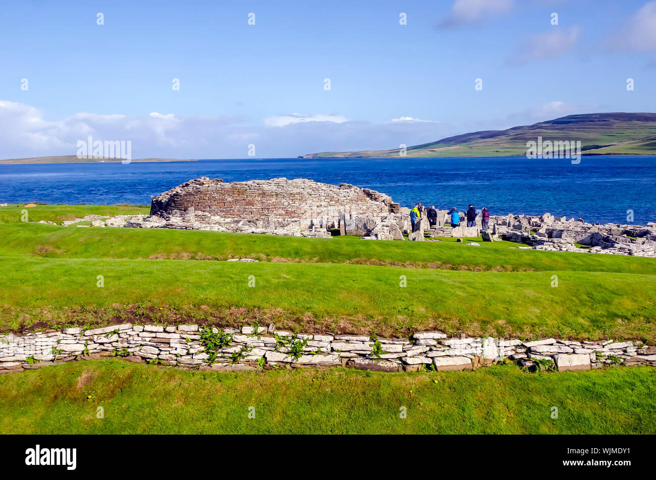 Broch de Gurness flanquée de digues de terre renforcée par la pierre. Les ruines du village broch l'entourent. Banque D'Images