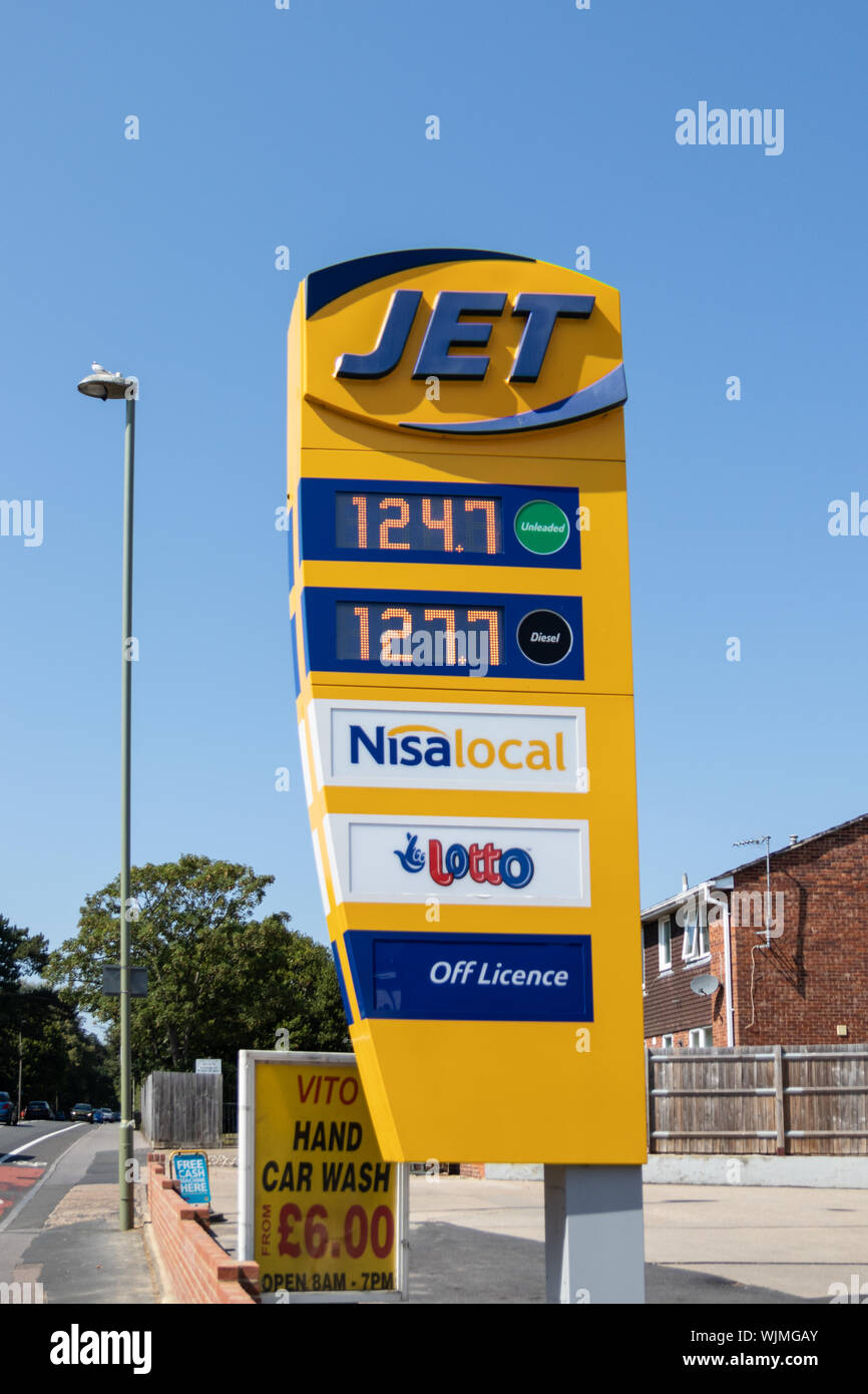Le signe d'un Garage ou station service jet montrant le prix du carburant et d'autres services offerts dans le garage Banque D'Images