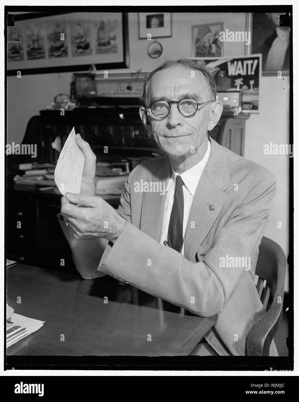 Offre le premier vol transatlantique de la réservation. Washington, D.C., le 14 juin. W.J. Eck, adjoint au vice-président de la Southern Railway, est titulaire d'ici la réception pour son billet du premier vol régulier de plans de passagers d'ouest en est à travers l'Atlantique. Il prendra fin le 28 juin à New York, arriver à Marseille le 31e avec deux arrêts dans les Açores et le Portugal. Son billet aller-retour, d'un coût de 675, lui donne un total de 9 416 ? Miles de vol Banque D'Images