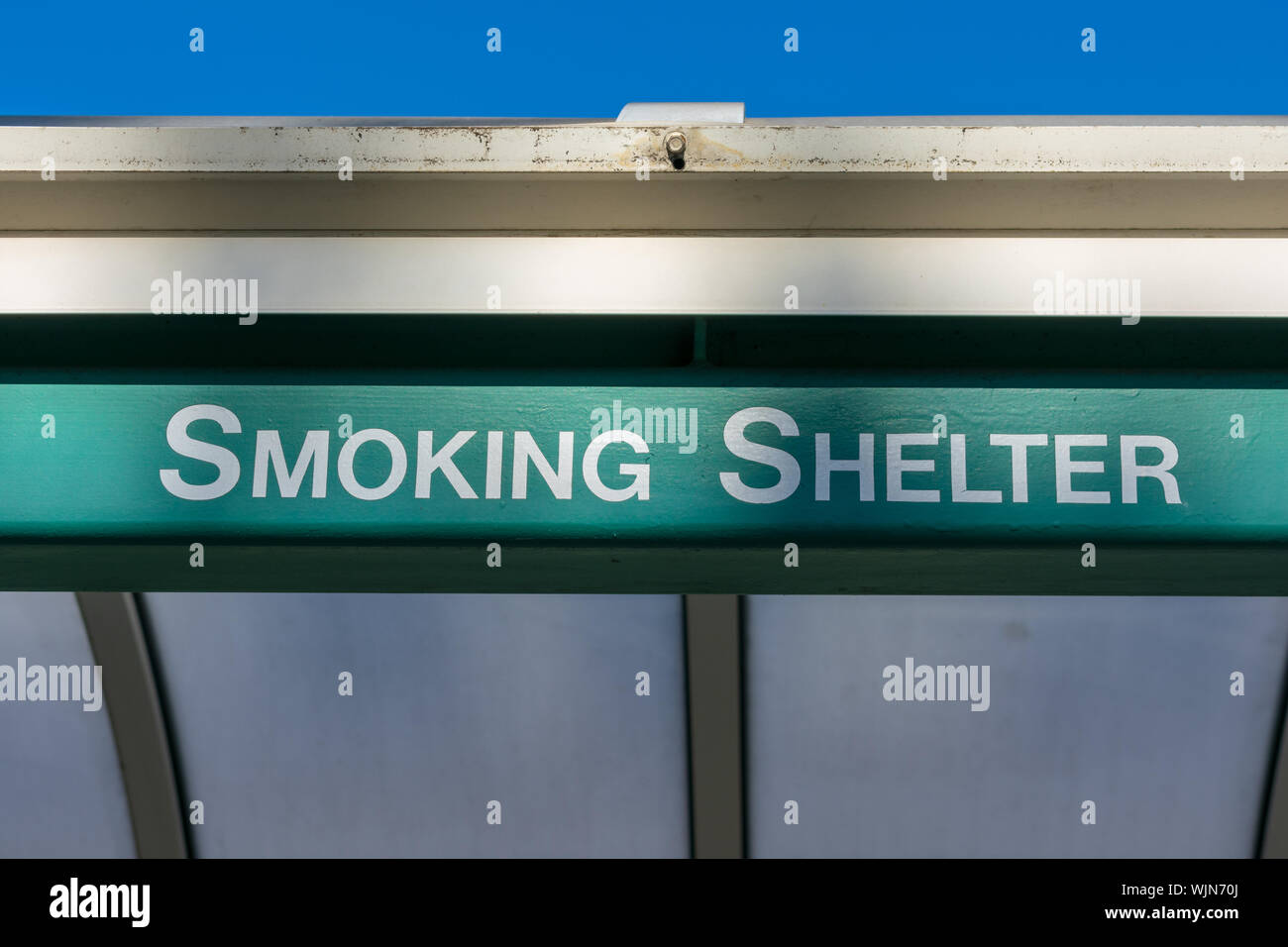 Abri fumeurs signe en espace piscine fumeurs où les fumeurs de cigarettes peuvent se détendre et de fumée sans briser les lois anti-tabac ou regulati Banque D'Images