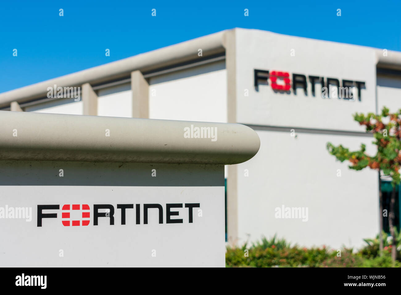 Fortinet signe à la cybersécurité au siège de l'entreprise dans la Silicon Valley, haute technologie de San Francisco Bay Area Banque D'Images