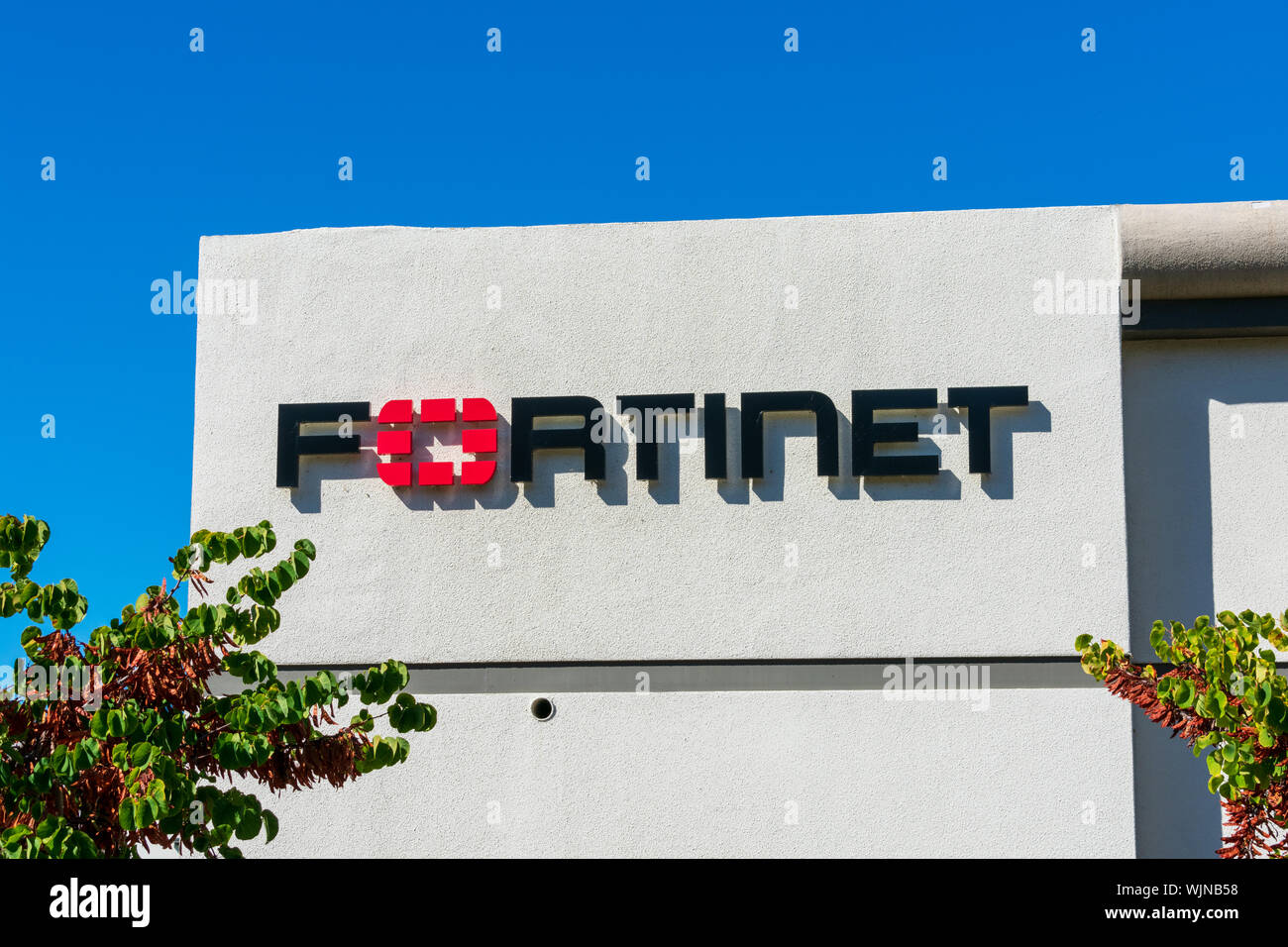 Fortinet signe à la cybersécurité au siège de l'entreprise dans la Silicon Valley, haute technologie de San Francisco Bay Area Banque D'Images