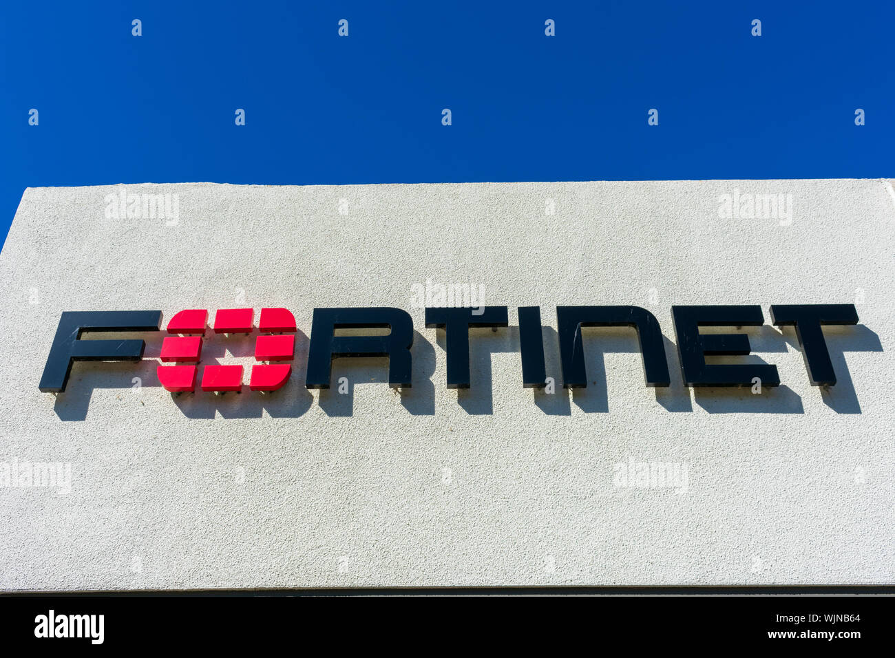 Fortinet signe à la cybersécurité au siège de l'entreprise dans la Silicon Valley, haute technologie de San Francisco Bay Area Banque D'Images