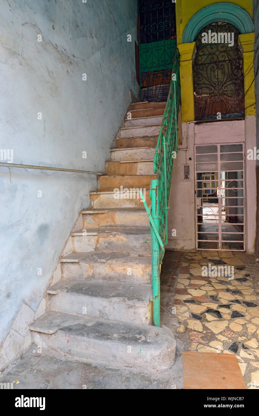 La photographie de rue dans le centre de La Havane-- détails de l'architecture coloniale par escalier porte ouverte, La Habana (La Havane), La Havane, Cuba Banque D'Images