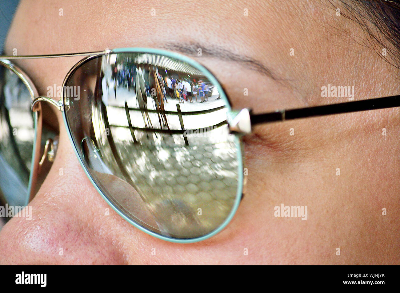 Personne portant des lunettes de soleil Banque de photographies et d'images  à haute résolution - Alamy