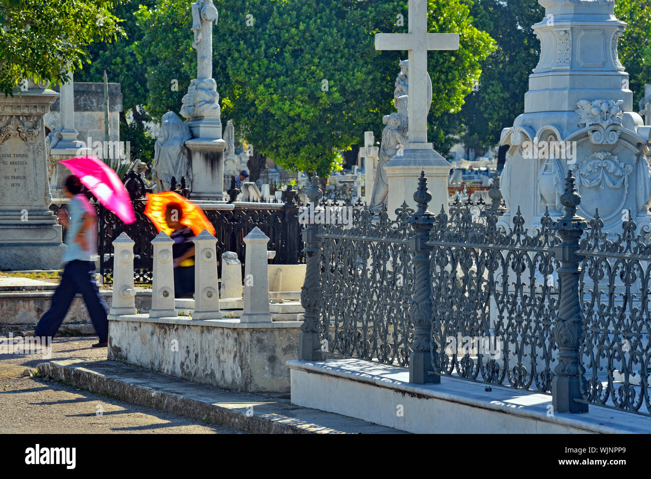Cimetière Colon (Cementerio de Cristóbal Colón)- les visiteurs, La Habana (La Havane), La Havane, Cuba Banque D'Images