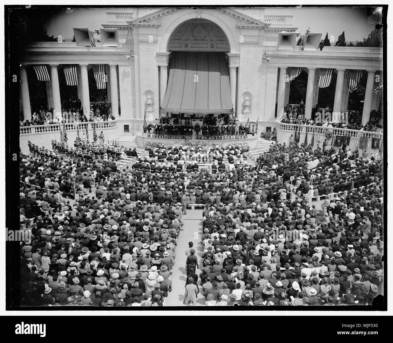 Morts à la guerre de l'Amérique rend hommage à Arlington. Washington, D.C., Mai 30, une scène générale dans l'amphithéâtre au cimetière national d'Arlington aujourd'hui que des milliers de personnes se sont rassemblées pour rendre hommage aux morts de la guerre de l'Amérique cette journée de commémoration. Le sénateur David I. Walsh, du Massachusetts, a prononcé l'adresse principale, 30/05/38 Banque D'Images